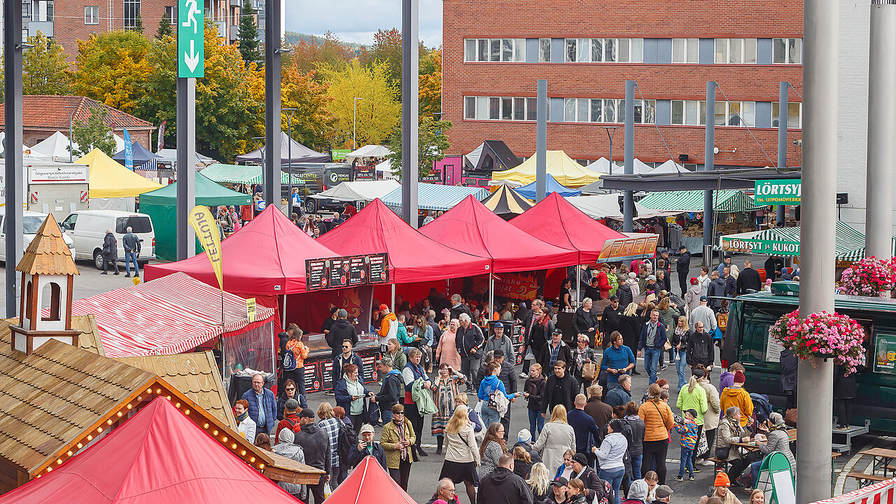 Wemmissä ihmisiä ulkona