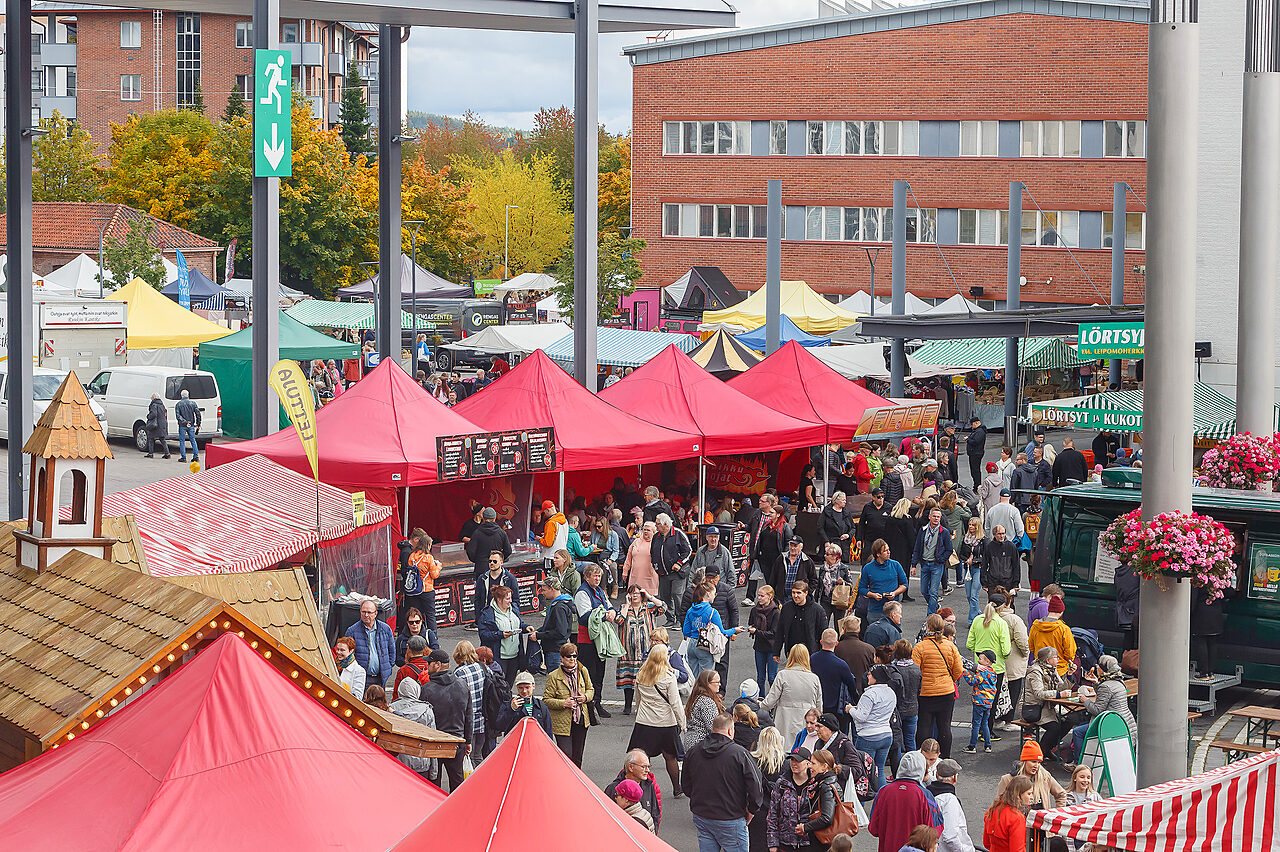 Wemmissä ihmisiä ulkona